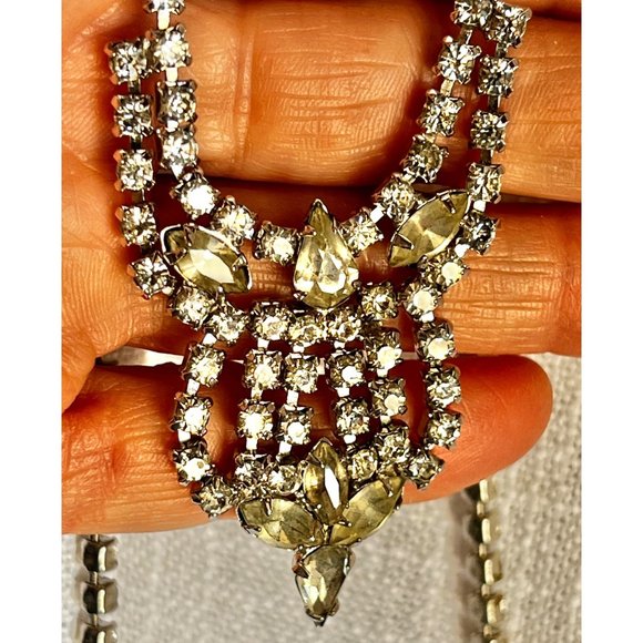 Vintage Rhinestone Bib Necklace With Statement Pendant 7" Drop Elegant Design - Picture 4 of 10